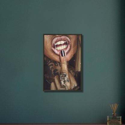 Sexy Lippen und Mittelfinger einer tätowierten Frau auf einem Poster im Metallrahmen