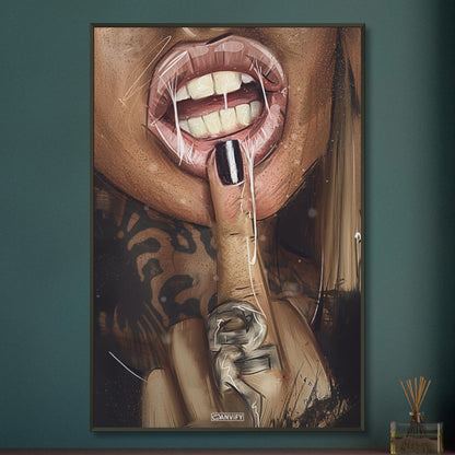 Sexy Lippen und Mittelfinger einer tätowierten Frau auf einem Poster im Metallrahmen
