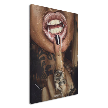 Sexy Lippen und Mittelfinger einer tätowierten Frau auf einer Leinwand