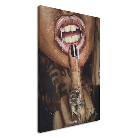 Sexy Lippen und Mittelfinger einer tätowierten Frau auf einer Leinwand