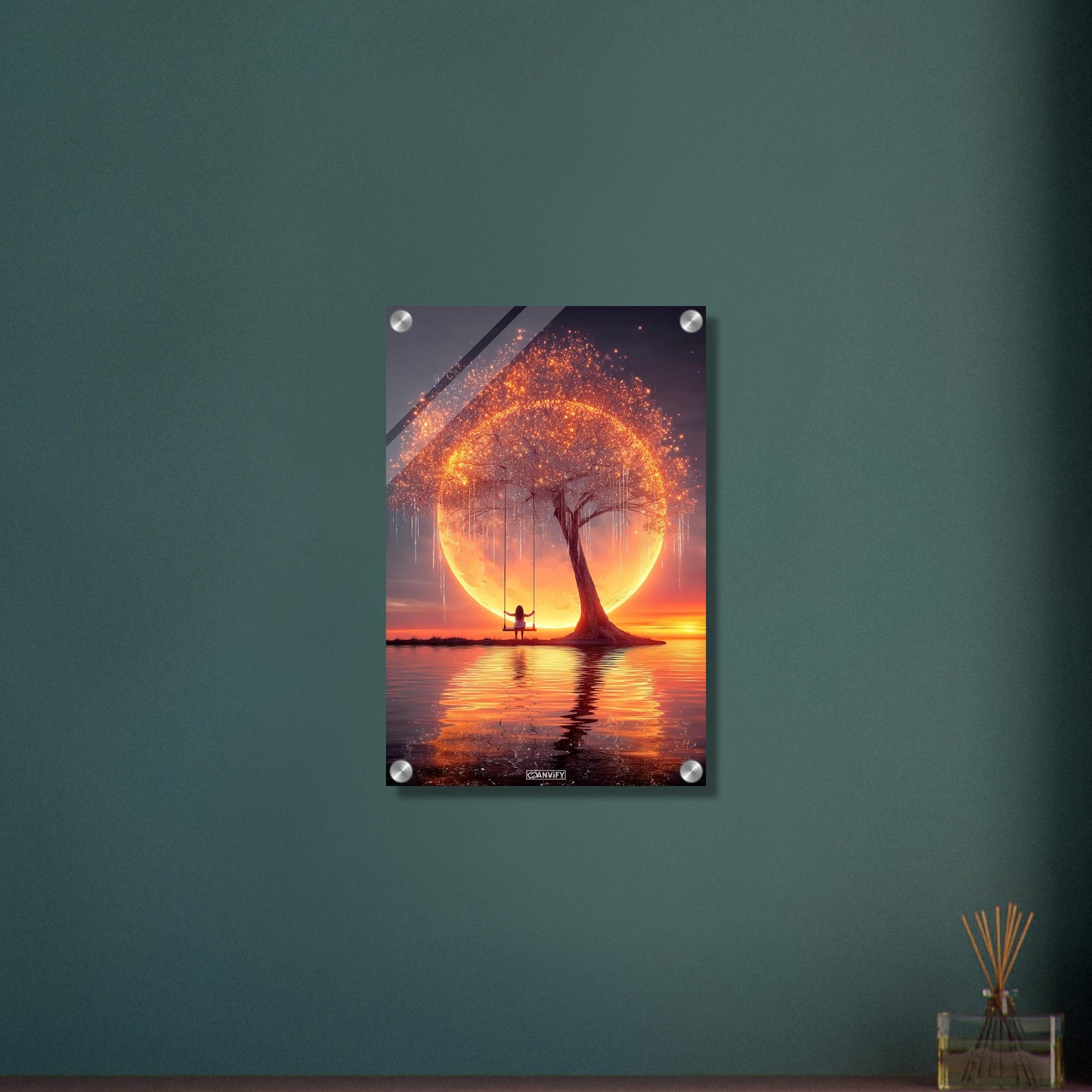 Junges Mädchen schaukelt am glitzernden Baum im Licht eines Monduntergangs auf einem Acrylbild