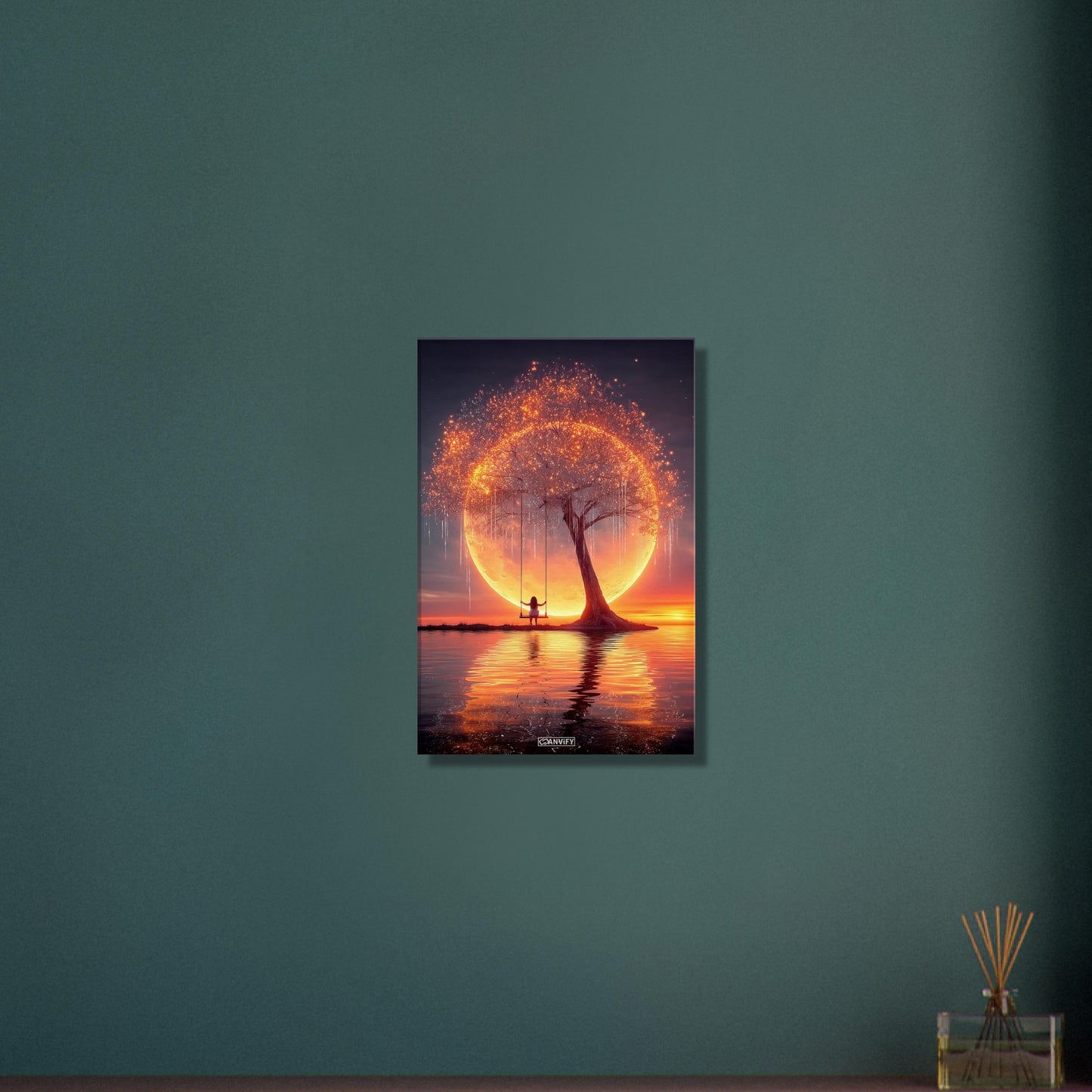 Junges Mädchen schaukelt am glitzernden Baum im Licht eines Monduntergangs auf einer Leinwand