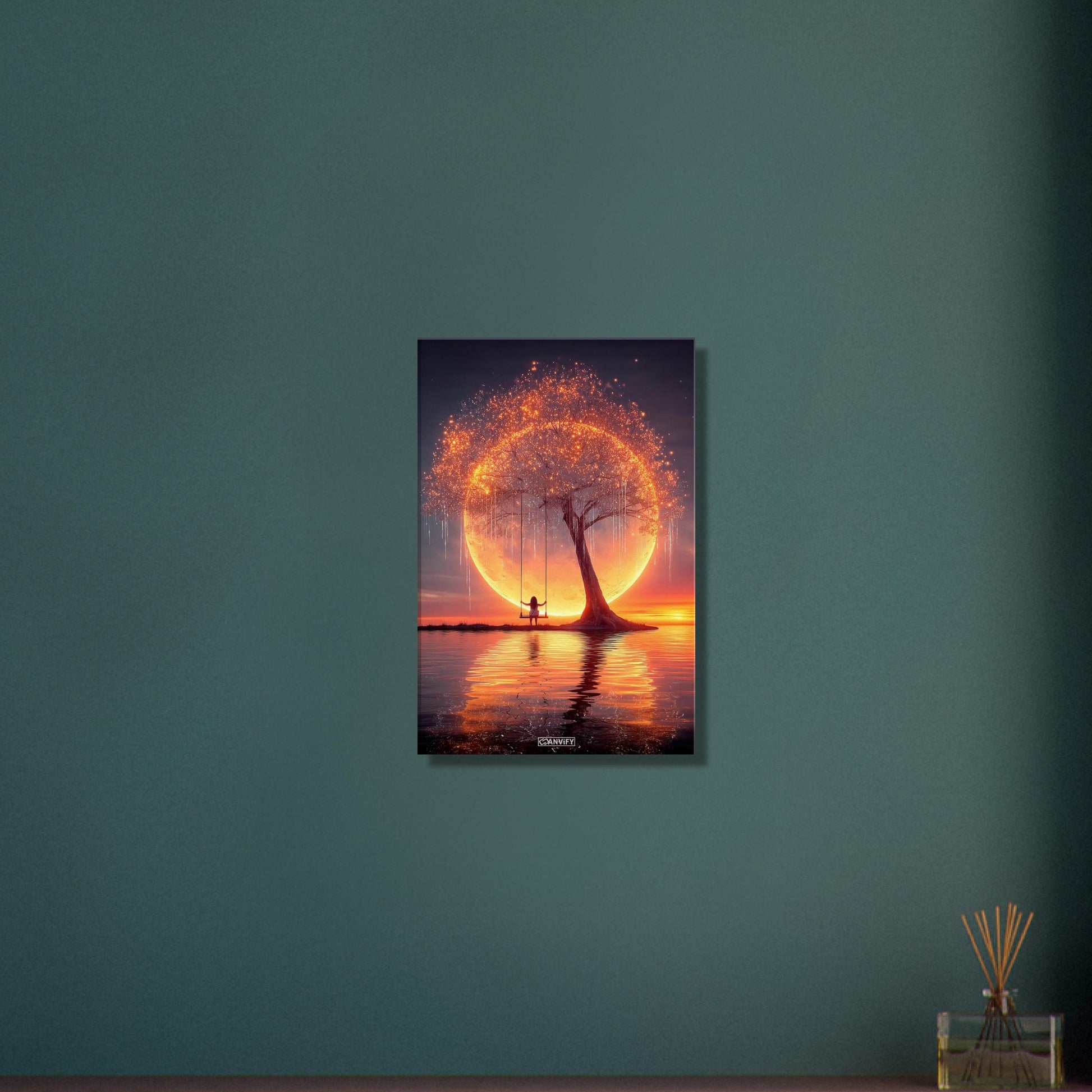 Junges Mädchen schaukelt am glitzernden Baum im Licht eines Monduntergangs auf einer Leinwand