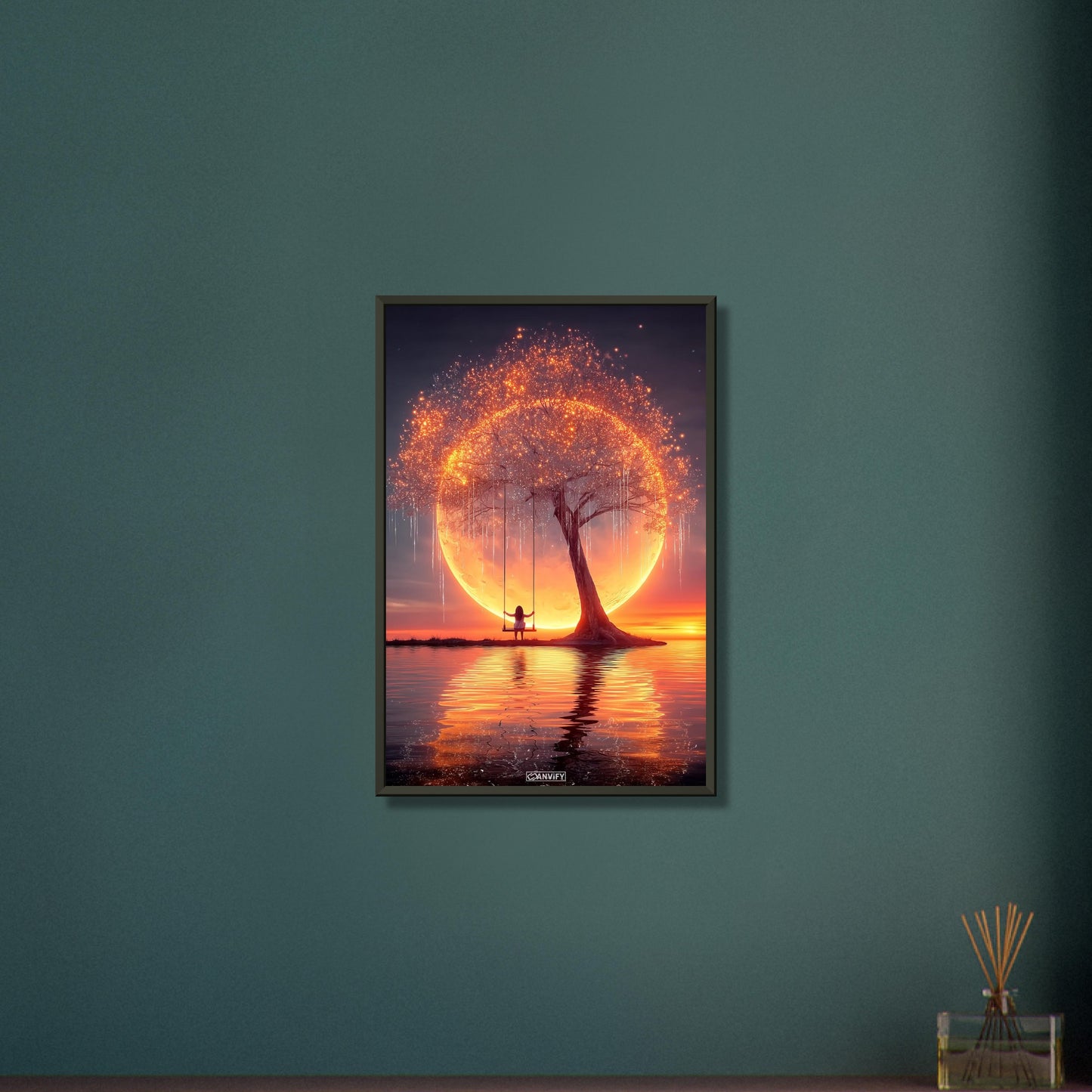 Junges Mädchen schaukelt am glitzernden Baum im Licht eines Monduntergangs auf einem Poster im Metallrahmen
