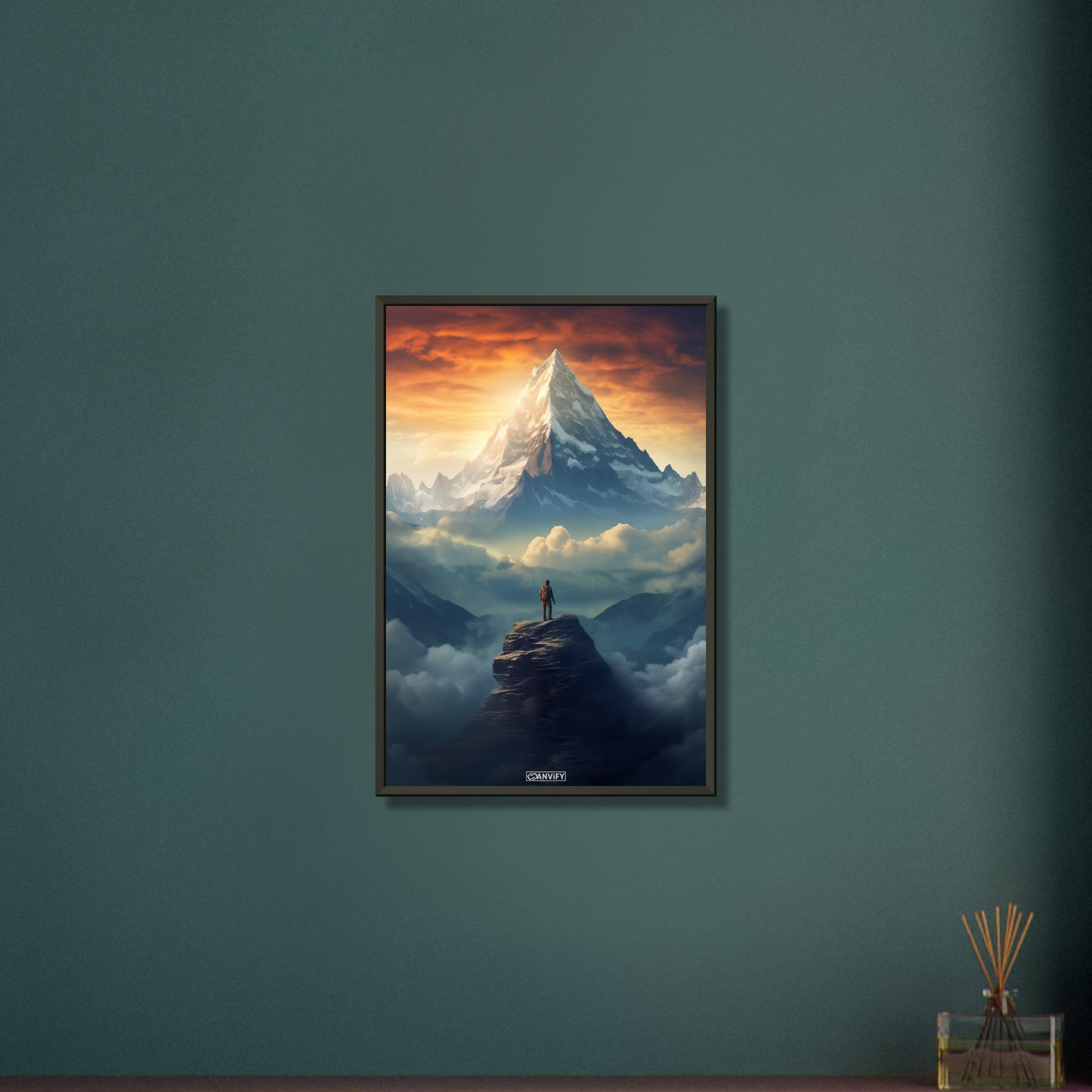 Reinhold Messner über den Wolken auf dem Himalaya malerisch dargestellt auf einem Poster im Metallrahmen