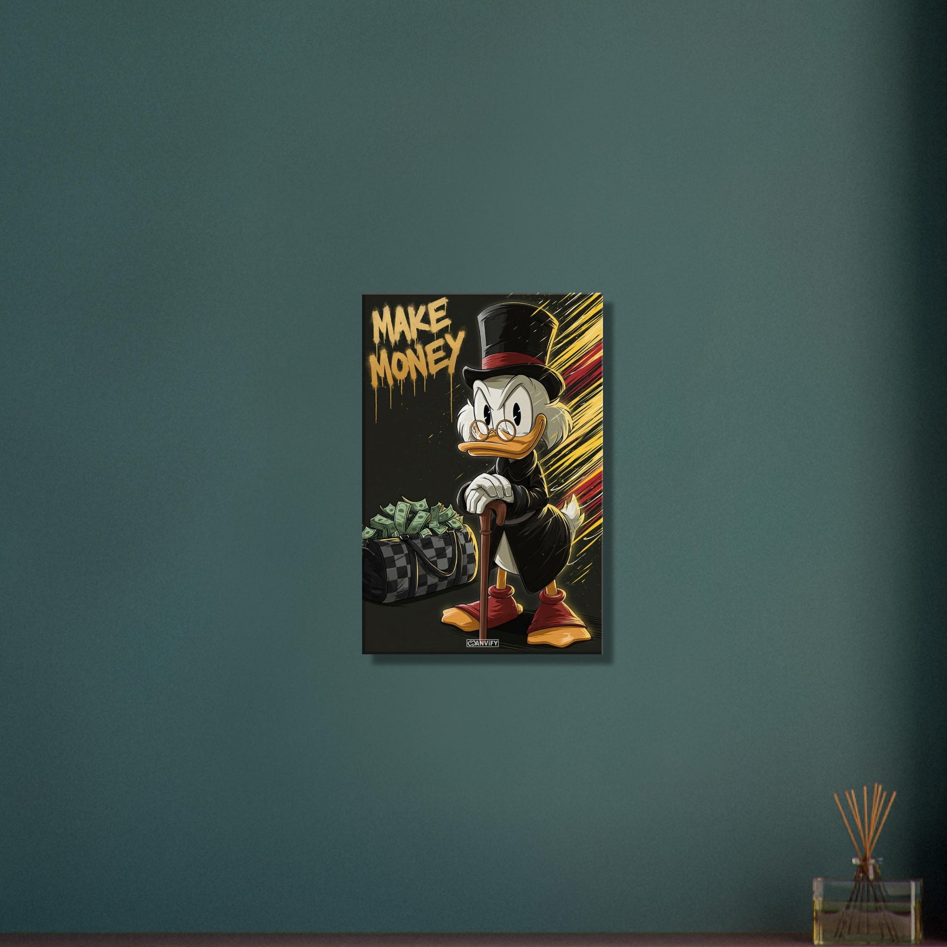 Scrooge McDuck alias Dagobert Duck mit einer Luxustasche voller Geldscheine und dem Spruch "Make Money" im Pop Art Stil auf einer Leinwand