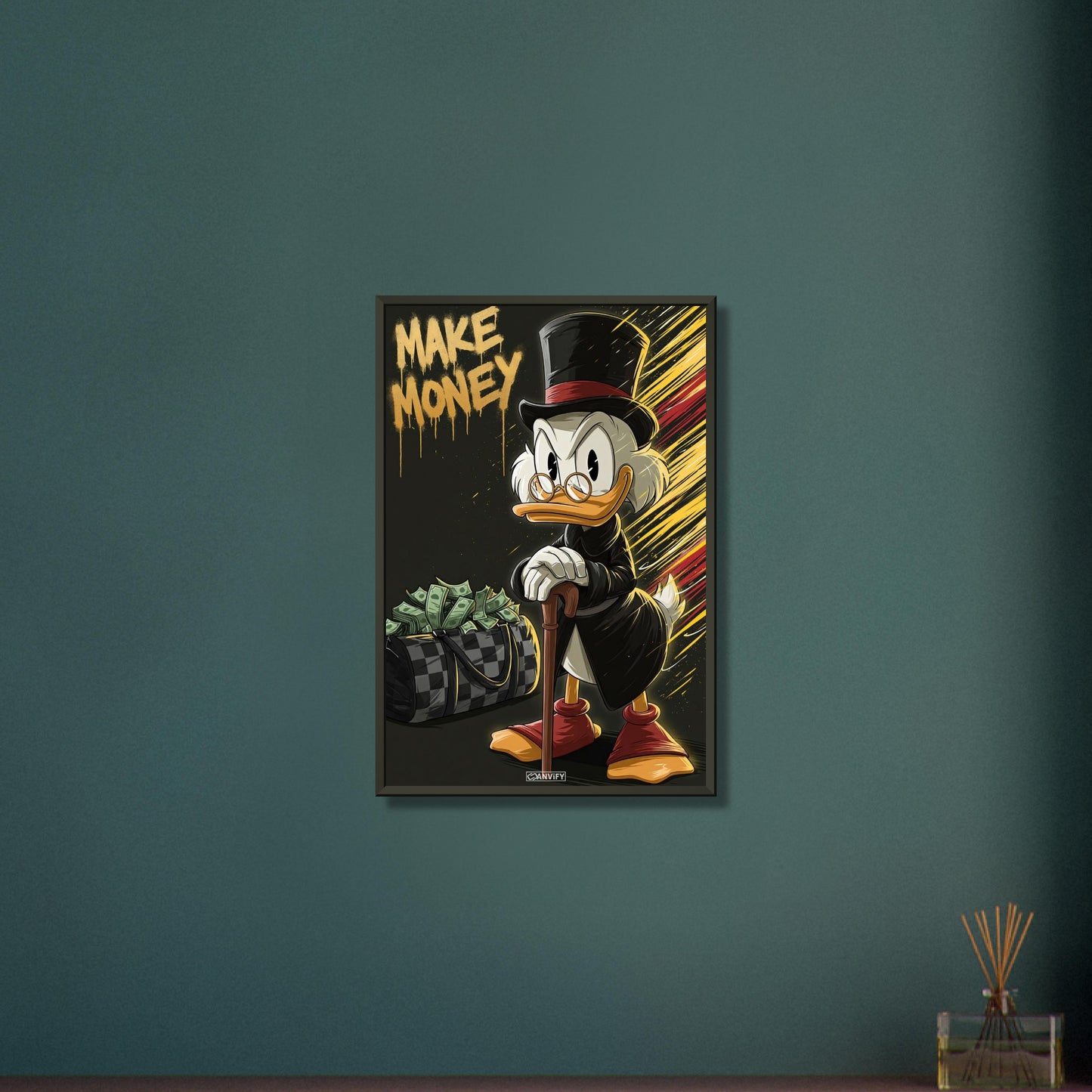 Scrooge McDuck alias Dagobert Duck mit einer Luxustasche voller Geldscheine und dem Spruch "Make Money" im Pop Art Stil auf einem Poster im Metallrahmen