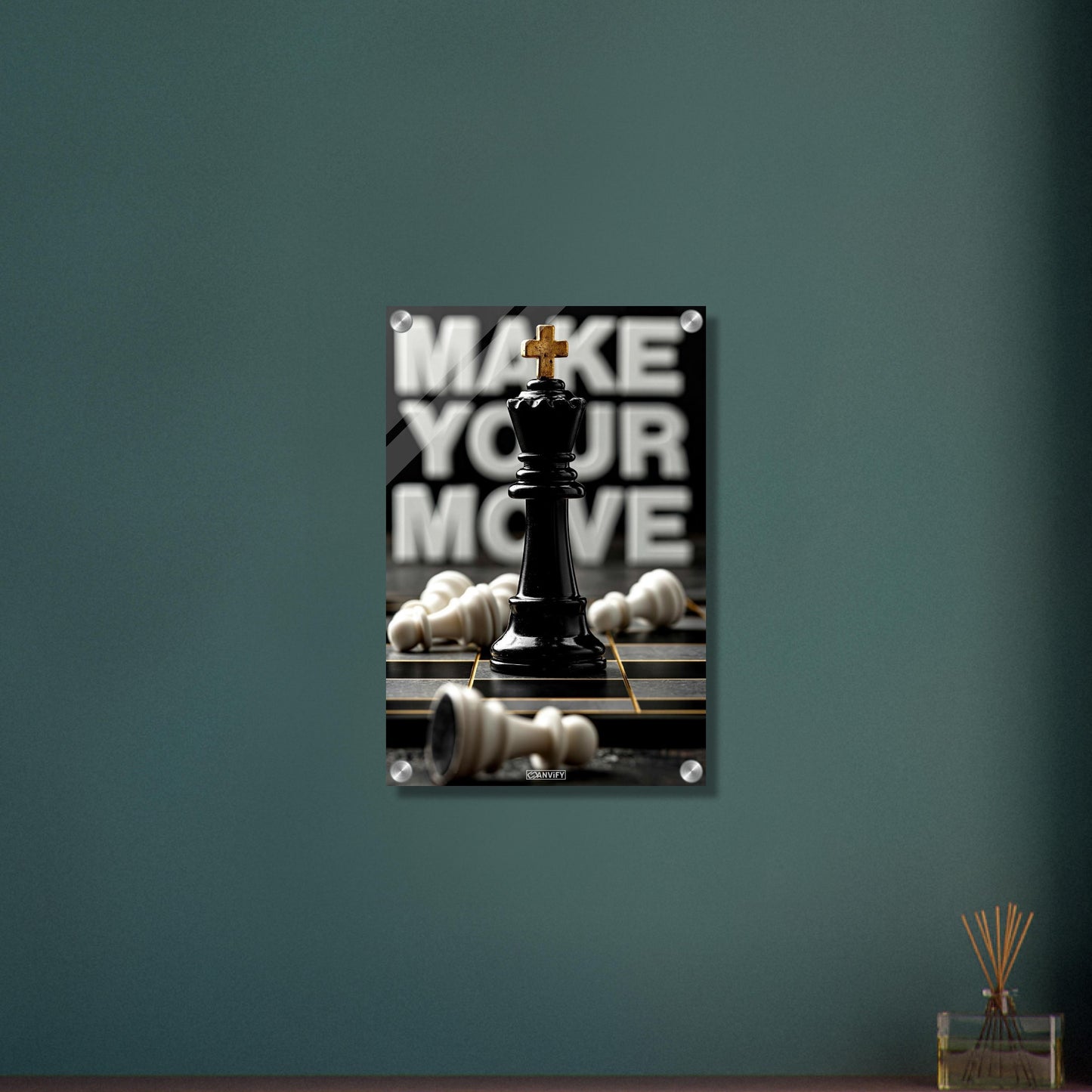 Luxuriöse Schachfigur König mit einem Motivationsspruch "Make Your Move" auf einem Acrylbild