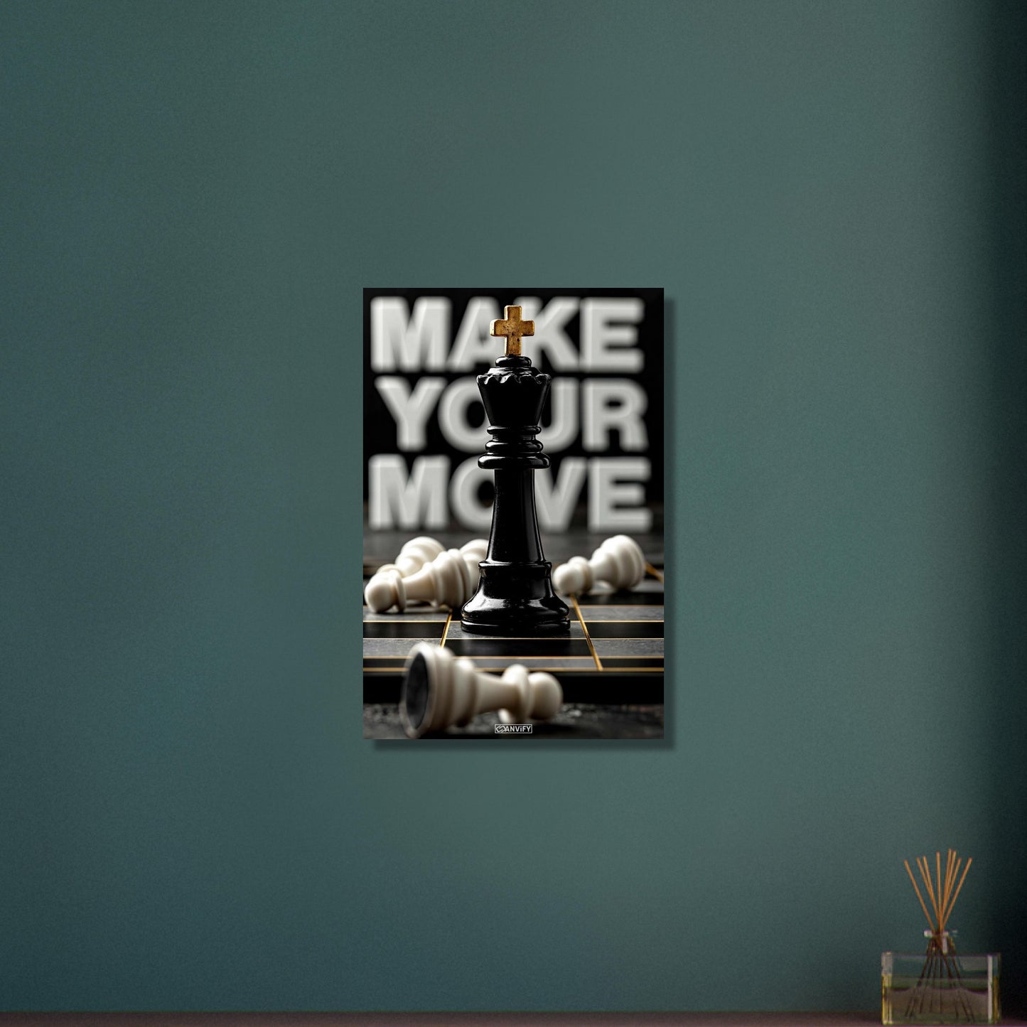 Luxuriöse Schachfigur König mit einem Motivationsspruch "Make Your Move" auf Aluminium