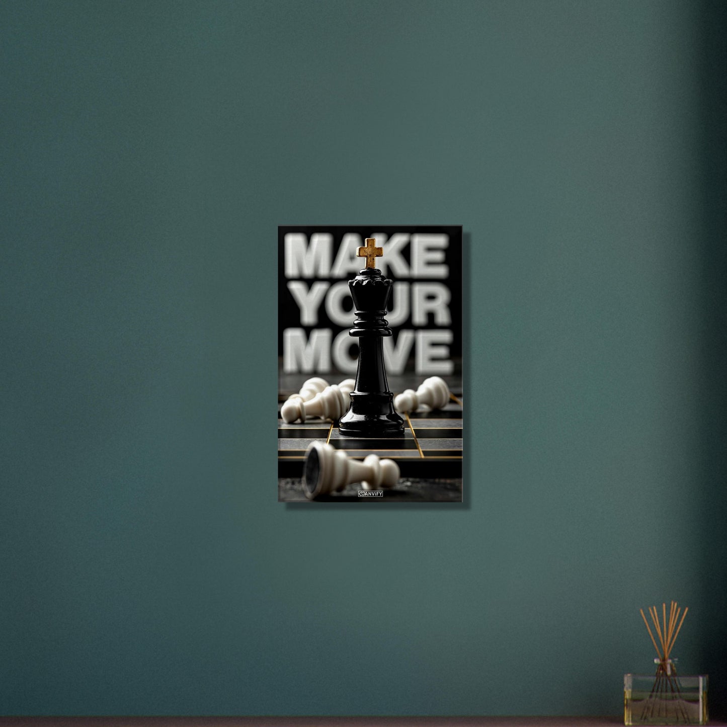 Luxuriöse Schachfigur König mit einem Motivationsspruch "Make Your Move" auf einer Leinwand