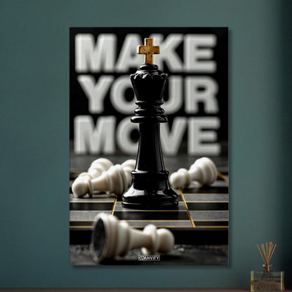 Luxuriöse Schachfigur König mit einem Motivationsspruch "Make Your Move" auf einer Leinwand