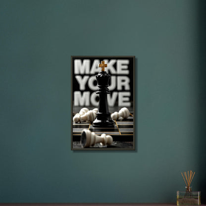 Luxuriöse Schachfigur König mit einem Motivationsspruch "Make Your Move" auf einem Poster im Metallrahmen