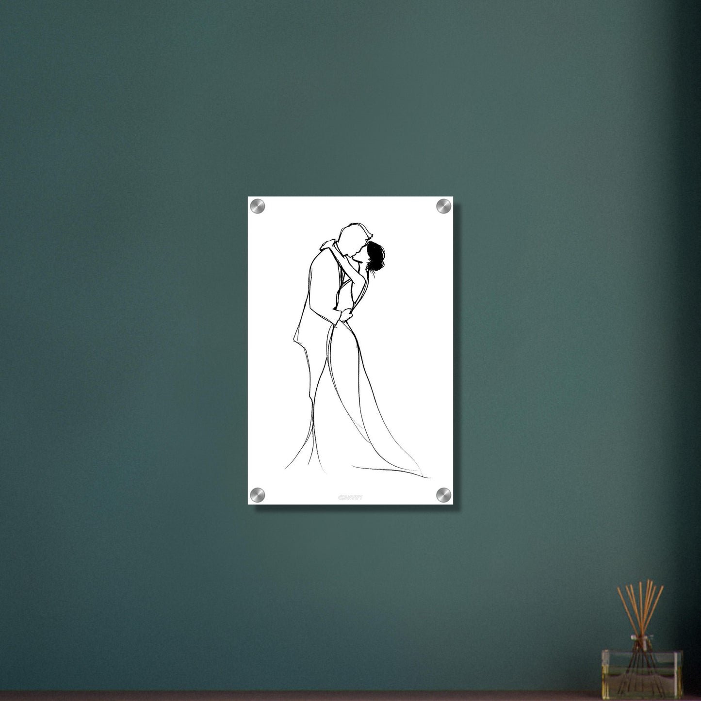 Mann und Frau umarmen und küssen sich mit einer Linie gezeichnet auf einem Acrylbild
