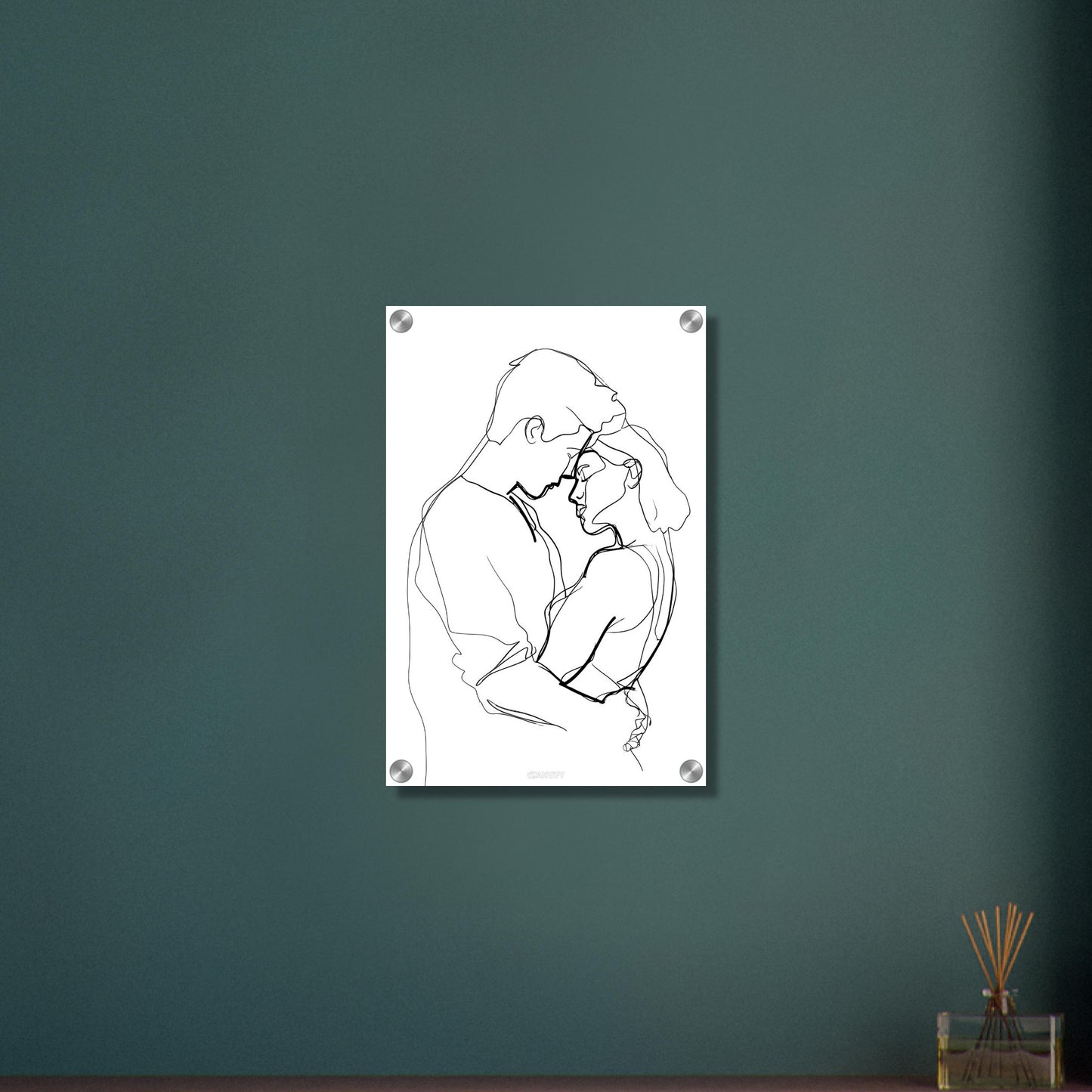 Mann umarmt eine Frau gezeichnet mit einer Linie auf einem Acrylbild