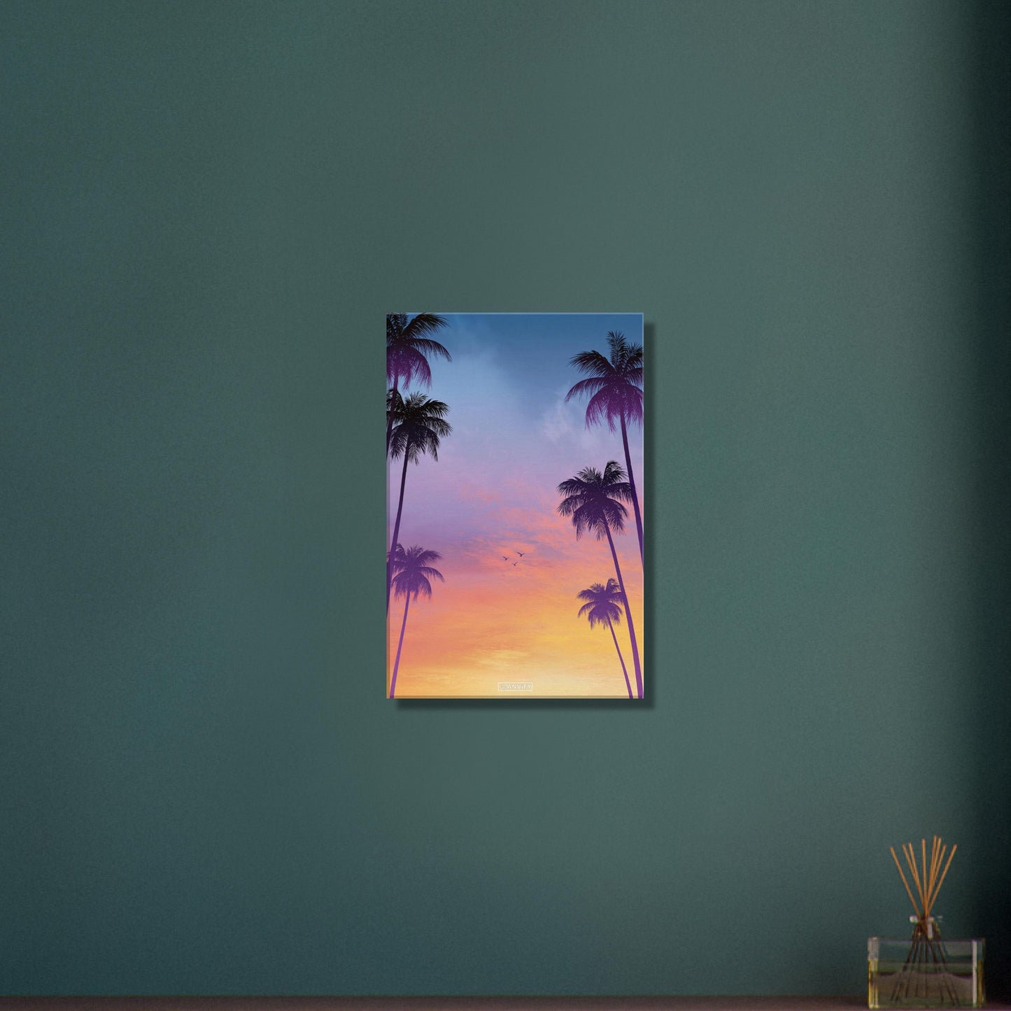 Palmen-Silhouetten vor Sonnenuntergangshimmel in Miami, Retro-Synthwave-Digitalkunst mit Miami Retro Vibes auf einer Leinwand