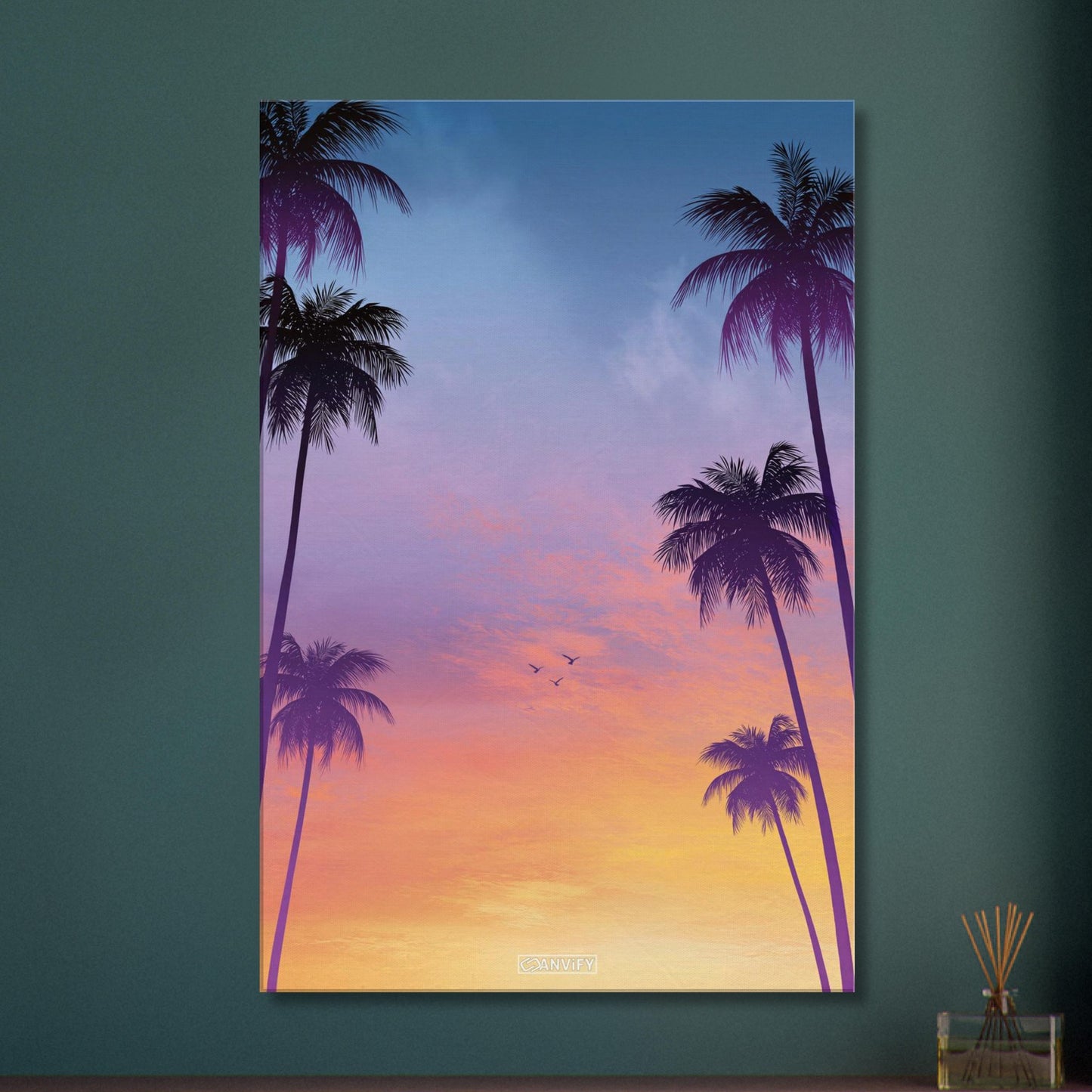 Palmen-Silhouetten vor Sonnenuntergangshimmel in Miami, Retro-Synthwave-Digitalkunst mit Miami Retro Vibes auf einer Leinwand
