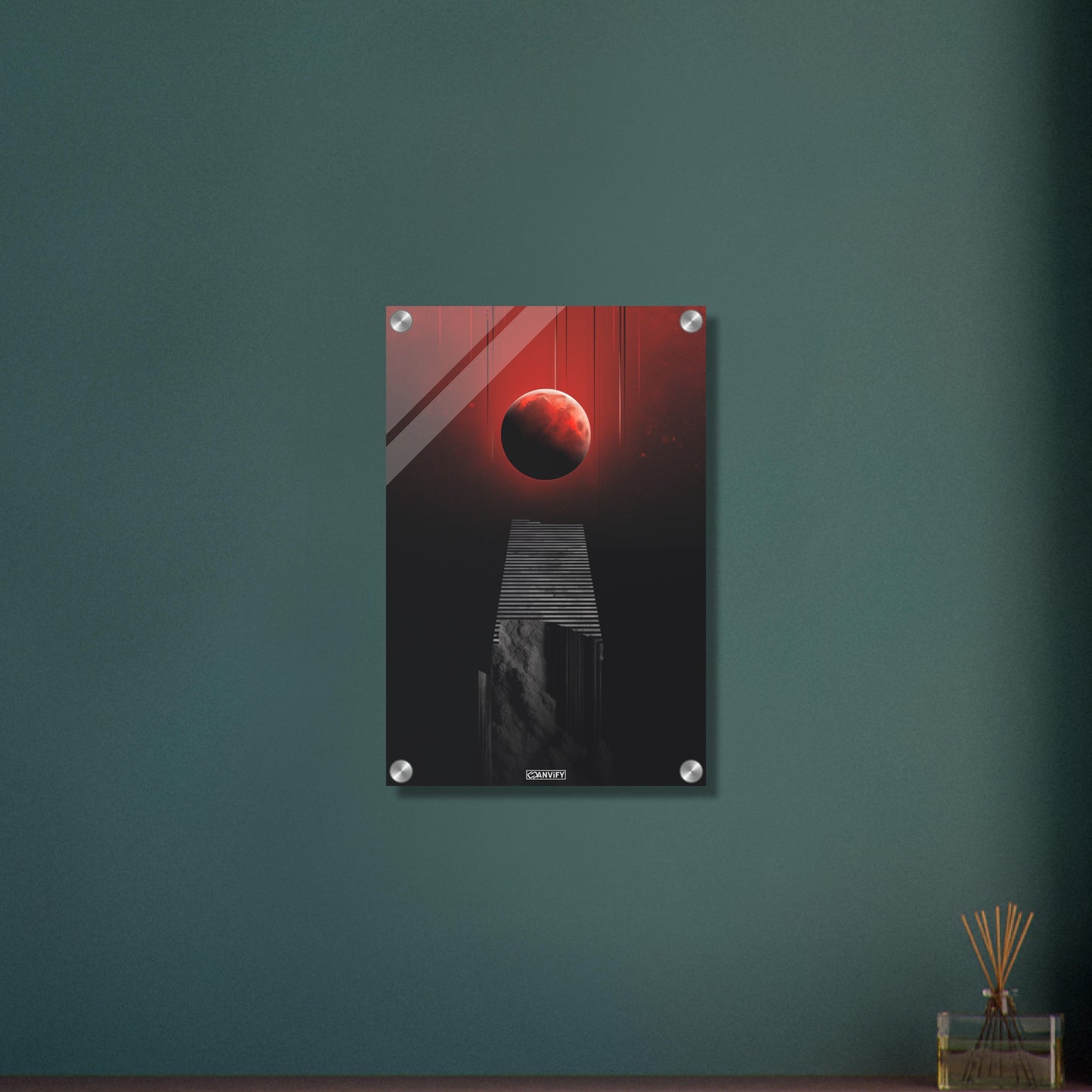 Abstrakter Blutmond schwebend vor einer Treppe auf einem Acrylbild