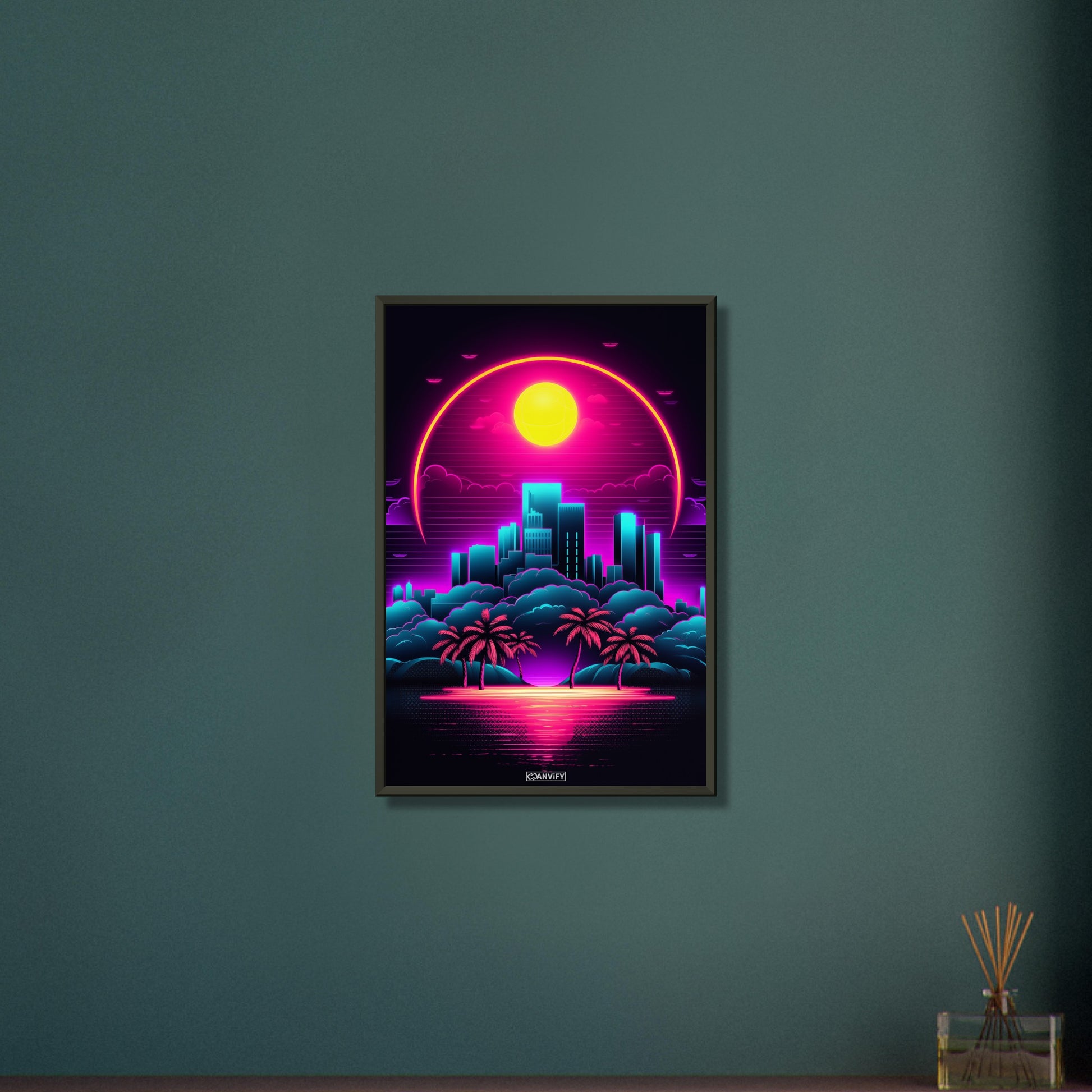 Miami Skyline mit Palmen im einfachen Retrodesign und in Lila und Blauen Farbtönen auf einem Poster im Metallrahmen