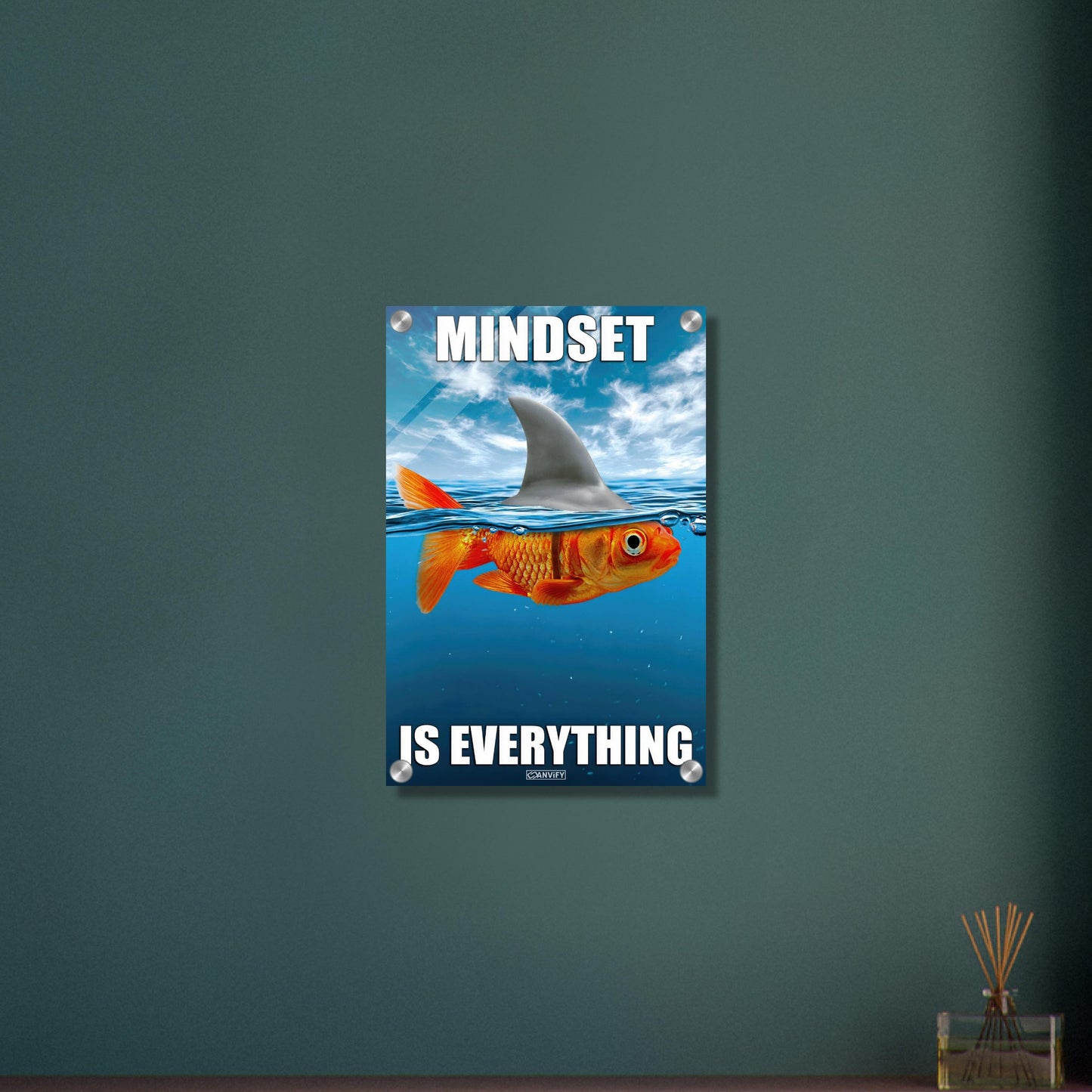Goldfisch im Meer und mit einer Haiflosse am Rücken mit dem Spruch "Mindset Is Everything" auf einem Acrylbild