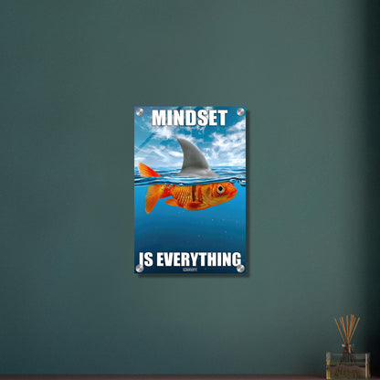 Goldfisch im Meer und mit einer Haiflosse am Rücken mit dem Spruch "Mindset Is Everything" auf einem Acrylbild