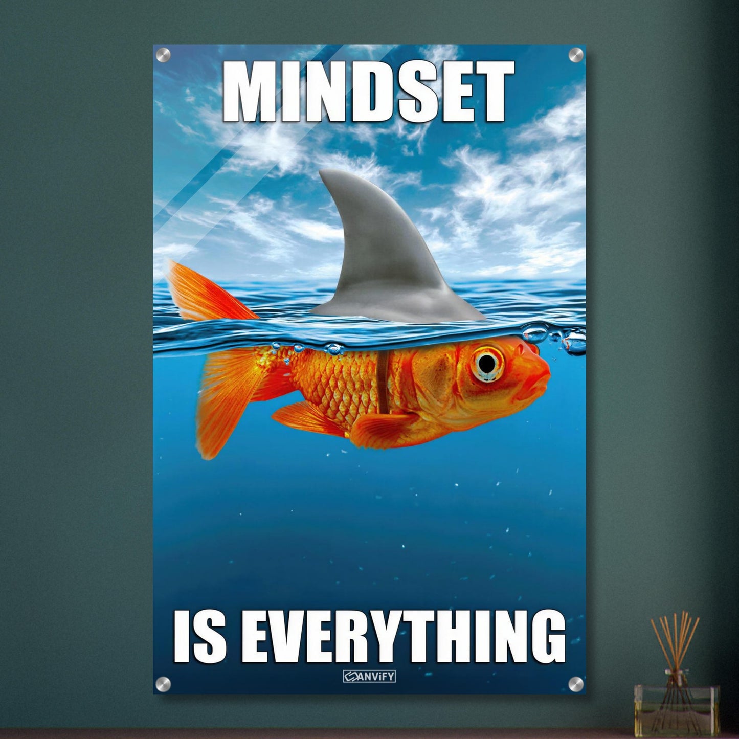 Goldfisch im Meer und mit einer Haiflosse am Rücken mit dem Spruch "Mindset Is Everything" auf einem Acrylbild