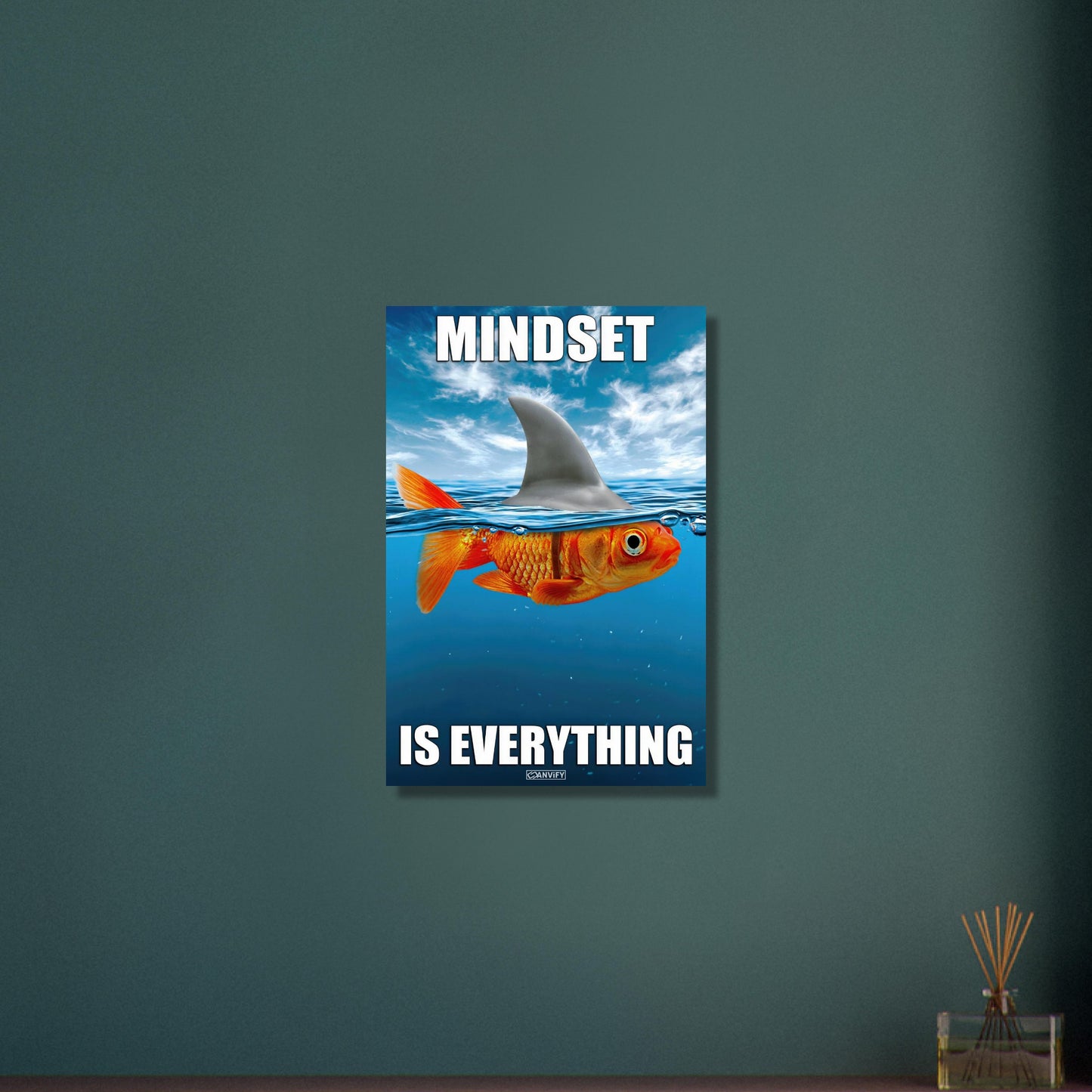 Goldfisch im Meer und mit einer Haiflosse am Rücken mit dem Spruch "Mindset Is Everything" auf Aluminium