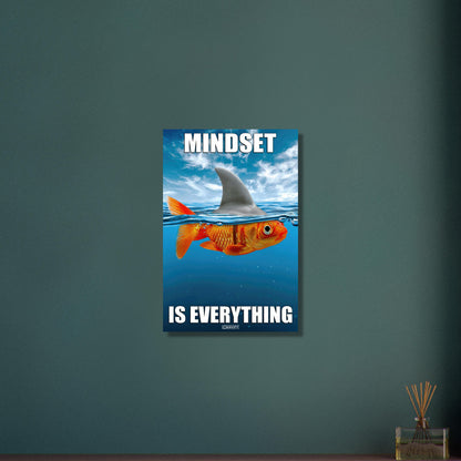 Goldfisch im Meer und mit einer Haiflosse am Rücken mit dem Spruch "Mindset Is Everything" auf Aluminium