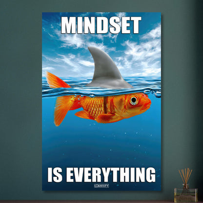 Goldfisch im Meer und mit einer Haiflosse am Rücken mit dem Spruch "Mindset Is Everything" auf Aluminium