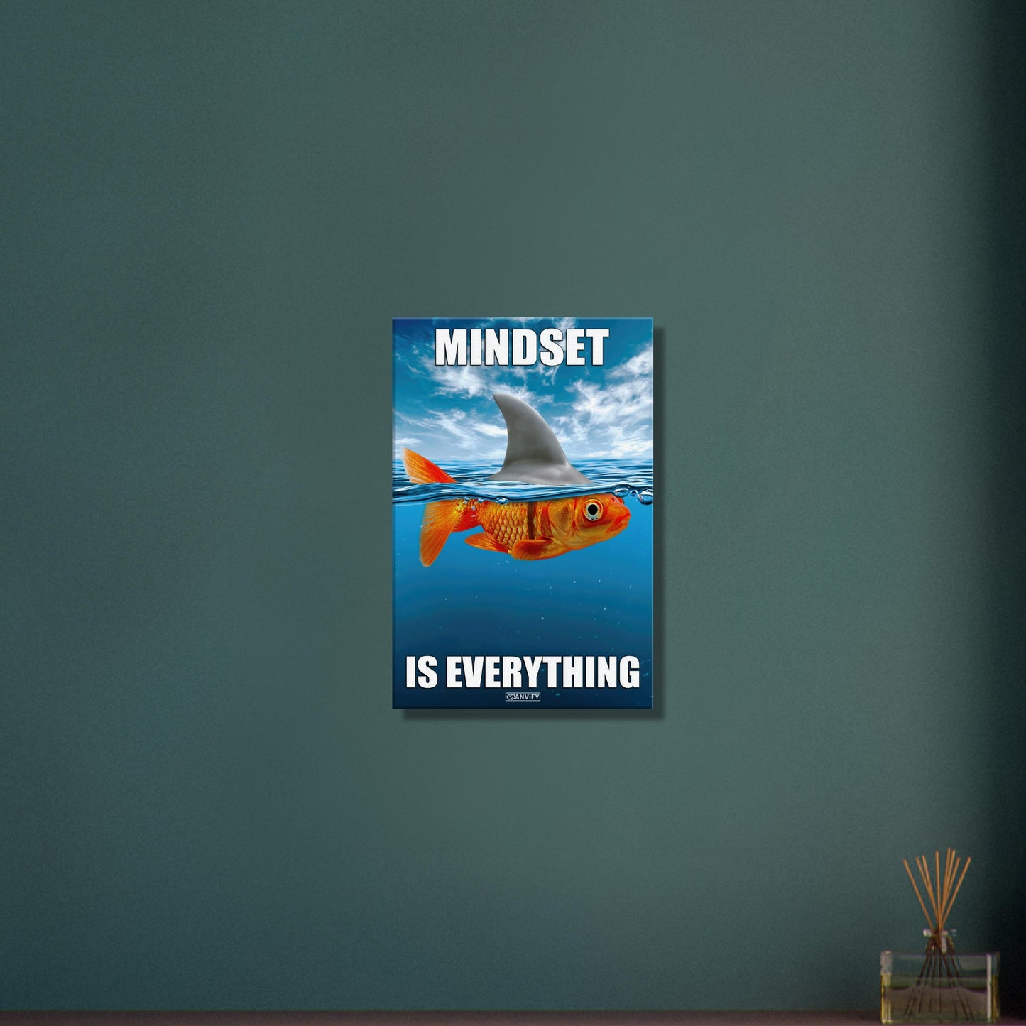 Goldfisch im Meer und mit einer Haiflosse am Rücken mit dem Spruch "Mindset Is Everything" auf einer Leinwand