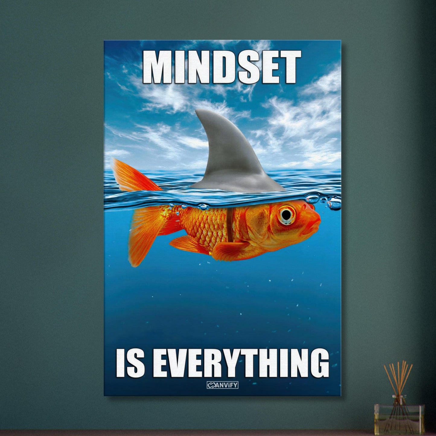 Goldfisch im Meer und mit einer Haiflosse am Rücken mit dem Spruch "Mindset Is Everything" auf einer Leinwand