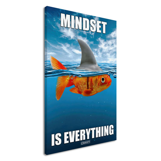Goldfisch im Meer und mit einer Haiflosse am Rücken mit dem Spruch "Mindset Is Everything" auf einer Leinwand