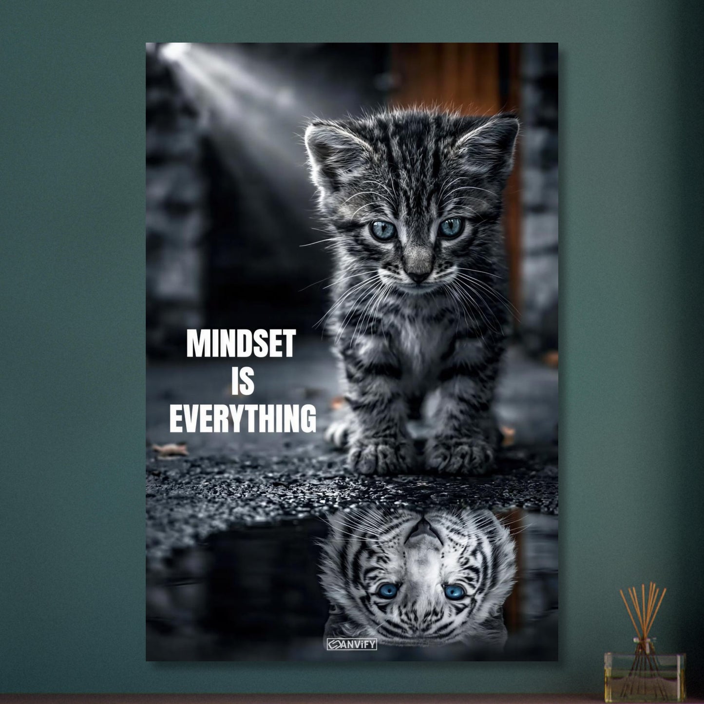 Katzenbaby blickt in eine Wasserpfütze und sieht sich darin als einen großen Tiger mit einem Motivationsspruch "Mindset Is Everything" auf Aluminium