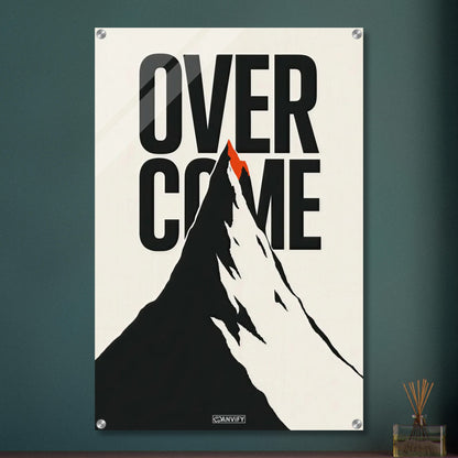 Minimalistisch gezeichneter Berg in Schwarz und Weiß mit einem Spruch 'Overcome' und mit einer roten Bergspitze auf einem Acrylbild