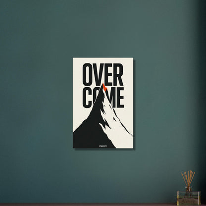 Minimalistisch gezeichneter Berg in Schwarz und Weiß mit einem Spruch 'Overcome' und mit einer roten Bergspitze auf Aluminium