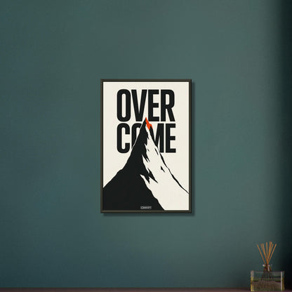 Minimalistisch gezeichneter Berg in Schwarz und Weiß mit einem Spruch 'Overcome' und mit einer roten Bergspitze auf einem Poster im Metallrahmen
