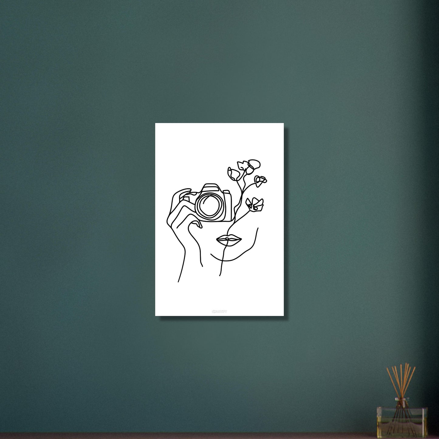 Fotografin mit einer Rose gezeichnet mit einer Linie auf Aluminium