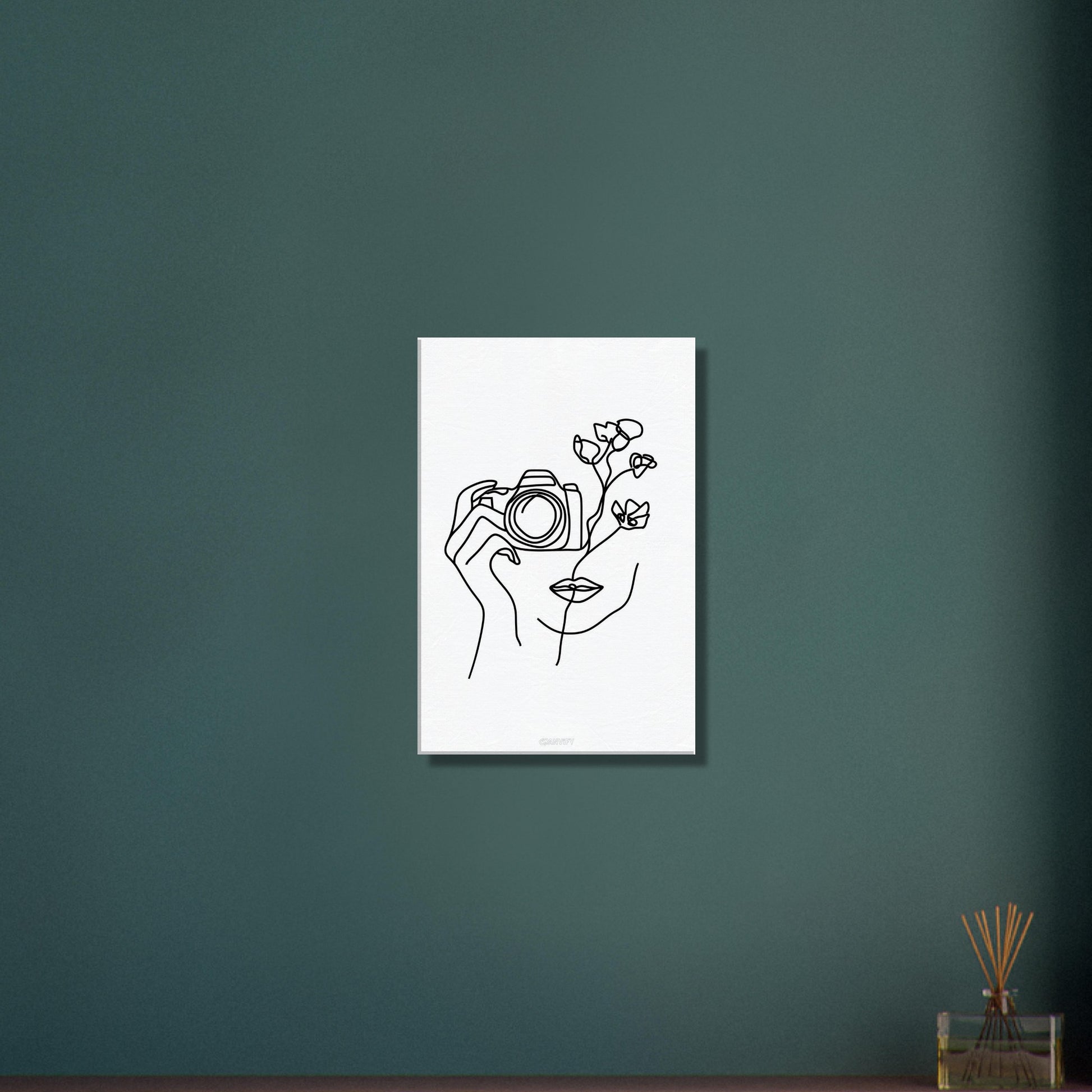 Fotografin mit einer Rose gezeichnet mit einer Linie auf einer Leinwand