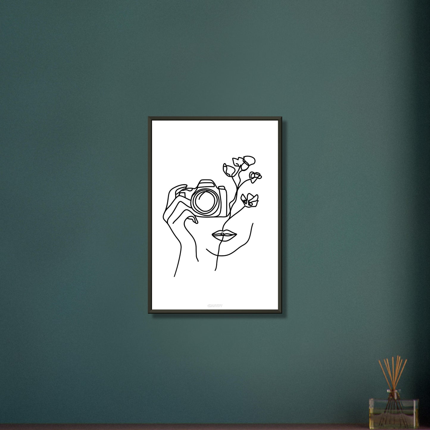 Fotografin mit einer Rose gezeichnet mit einer Linie auf einem Poster im Metallrahmen