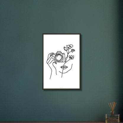 Fotografin mit einer Rose gezeichnet mit einer Linie auf einem Poster im Metallrahmen