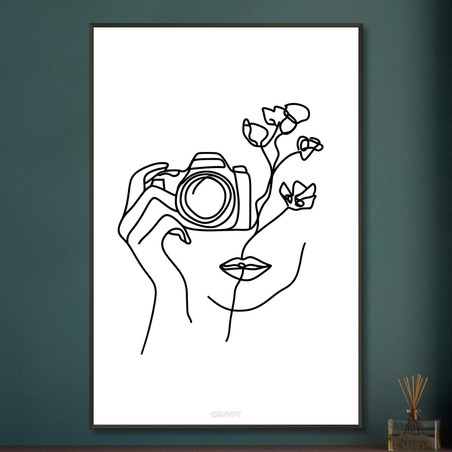 Fotografin mit einer Rose gezeichnet mit einer Linie auf einem Poster im Metallrahmen