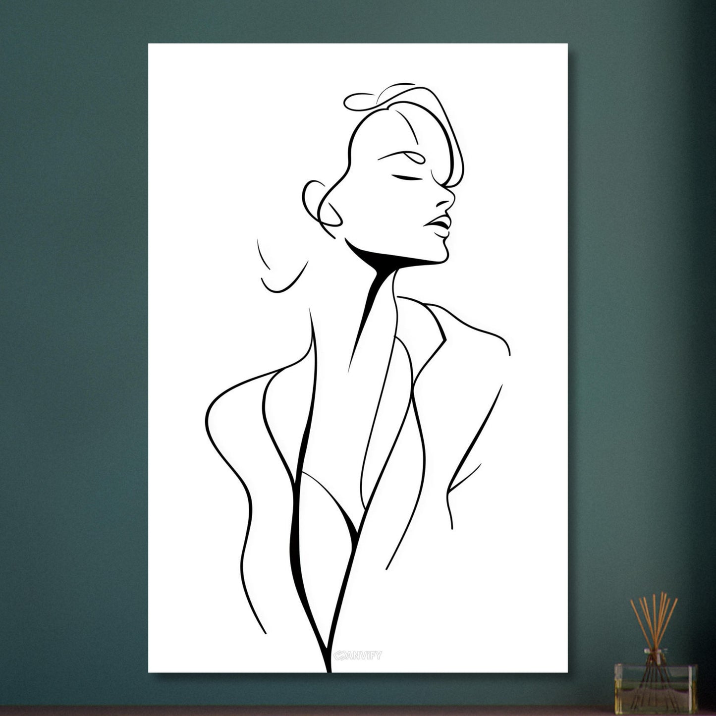 Elegante Frau minimalistisch mit einer Linie gezeichnet auf Aluminium