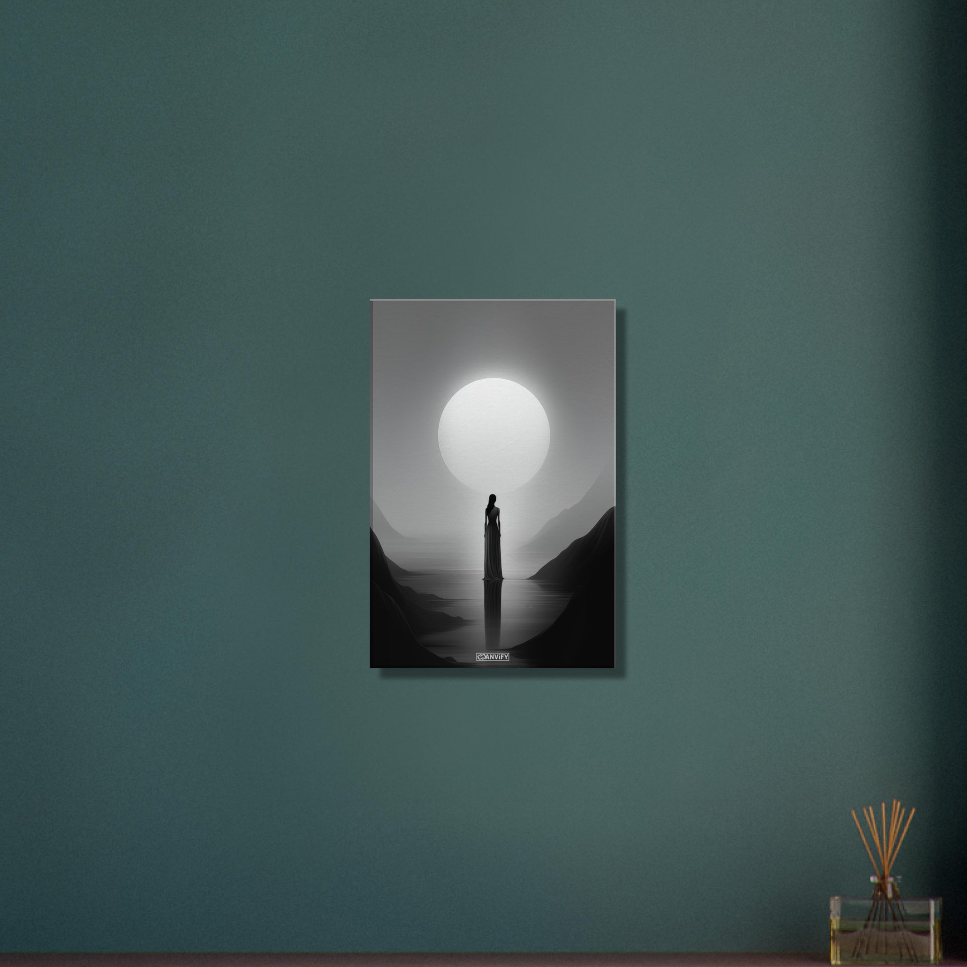 Mystische Frau vor einem Vollmond in Schwarz und Weißer Farbe auf einer Leinwand