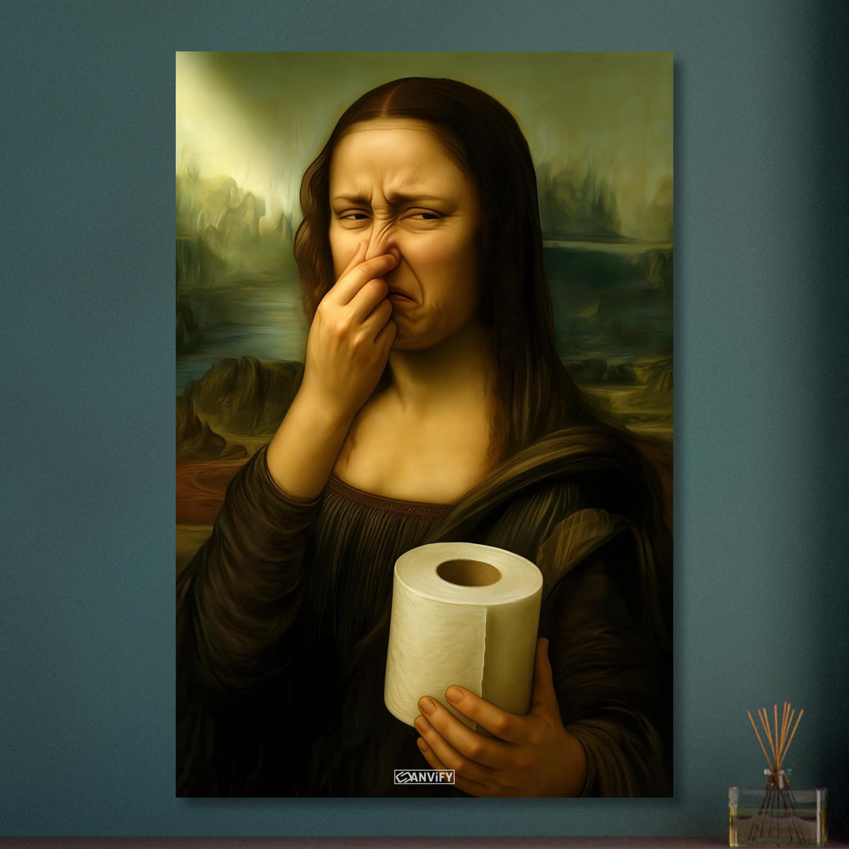 Mona Lisa hält sich die Nase zu und hält eine Klopapierrolle in der Hand auf Aluminium