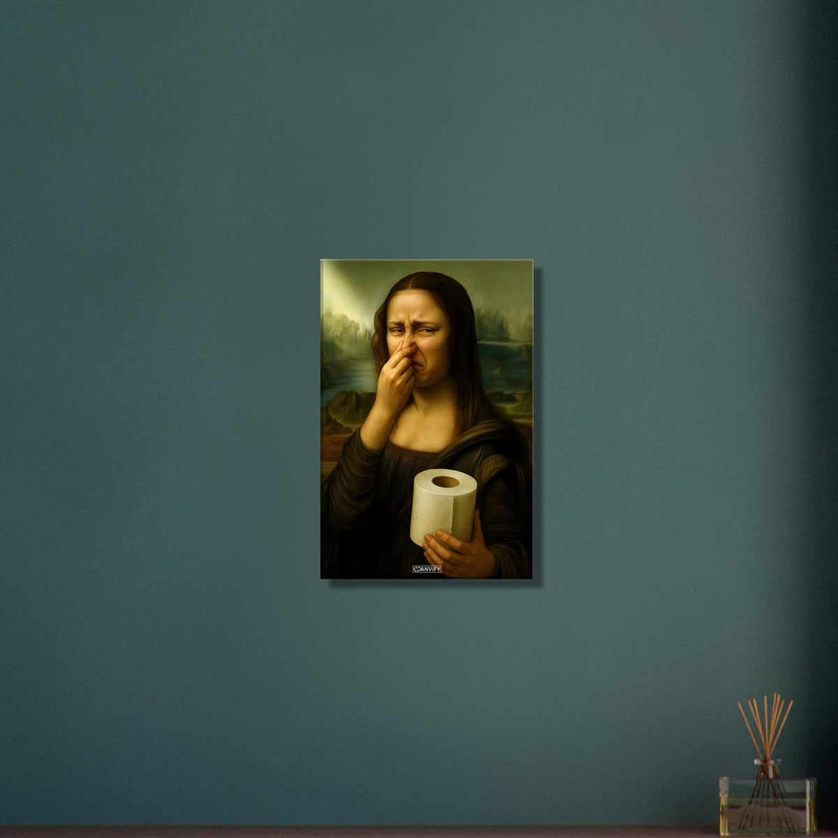 Mona Lisa hält sich die Nase zu und hält eine Klopapierrolle in der Hand auf einer Leinwand