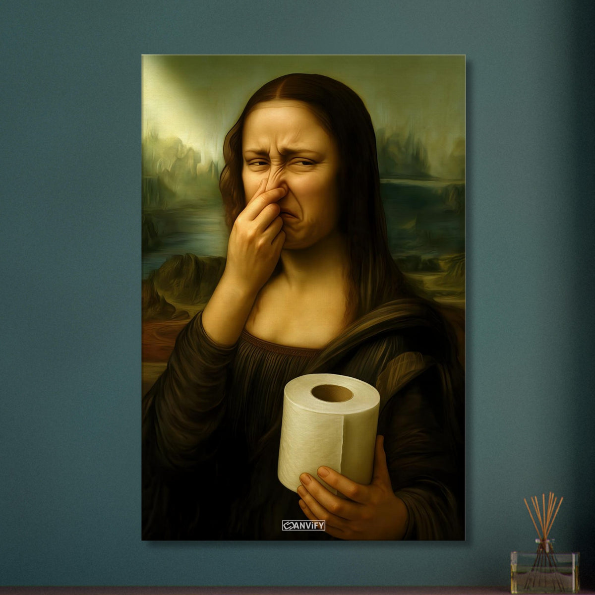 Mona Lisa hält sich die Nase zu und hält eine Klopapierrolle in der Hand auf einer Leinwand