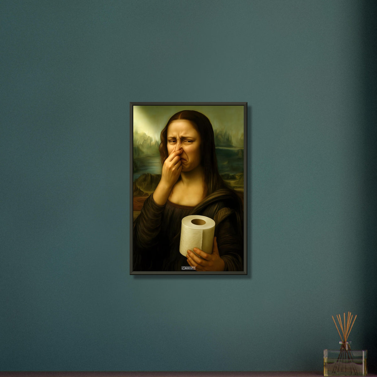 Mona Lisa hält sich die Nase zu und hält eine Klopapierrolle in der Hand auf einem Poster im Metallrahmen