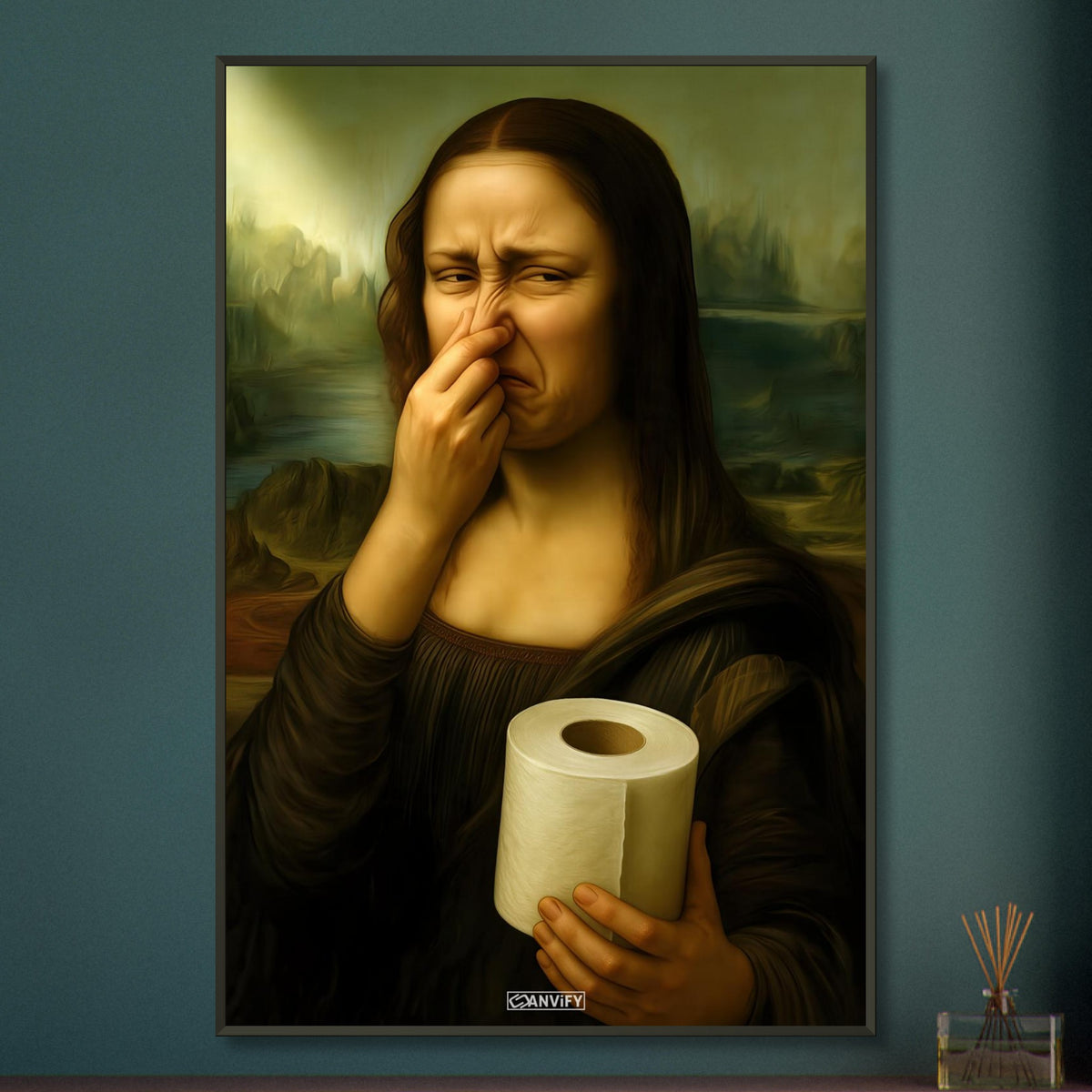Mona Lisa hält sich die Nase zu und hält eine Klopapierrolle in der Hand auf einem Poster im Metallrahmen