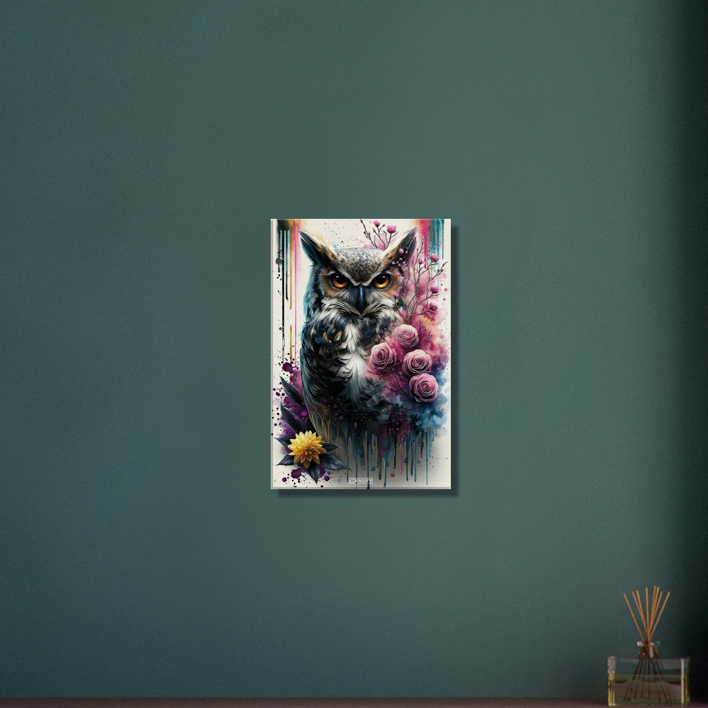 Mystische Eule mit Rosen gemalt mit Wasserfarben auf einer Leinwand
