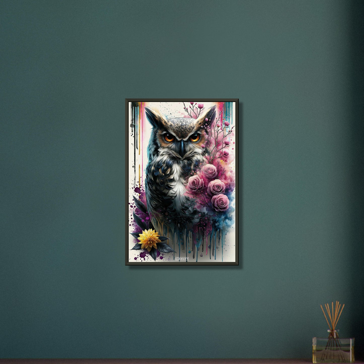 Mystische Eule mit Rosen gemalt mit Wasserfarben auf einem Poster im Metallrahmen