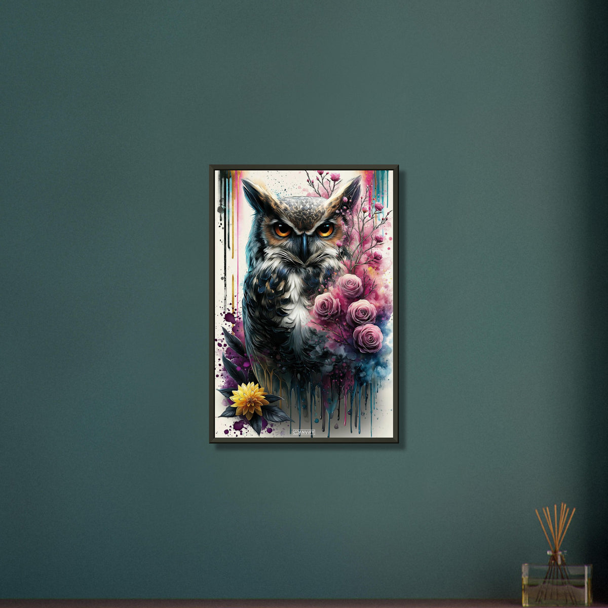 Mystische Eule mit Rosen gemalt mit Wasserfarben auf einem Poster im Metallrahmen